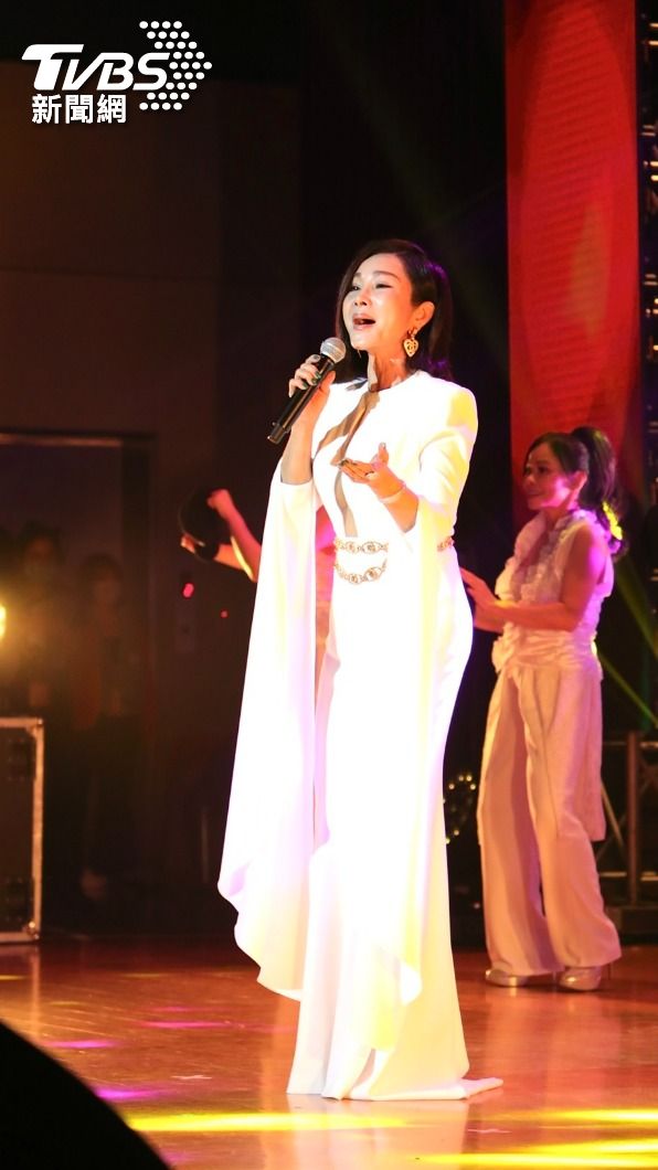 陳美鳳在舞台上賣力地演出。(圖/黃城碩攝)