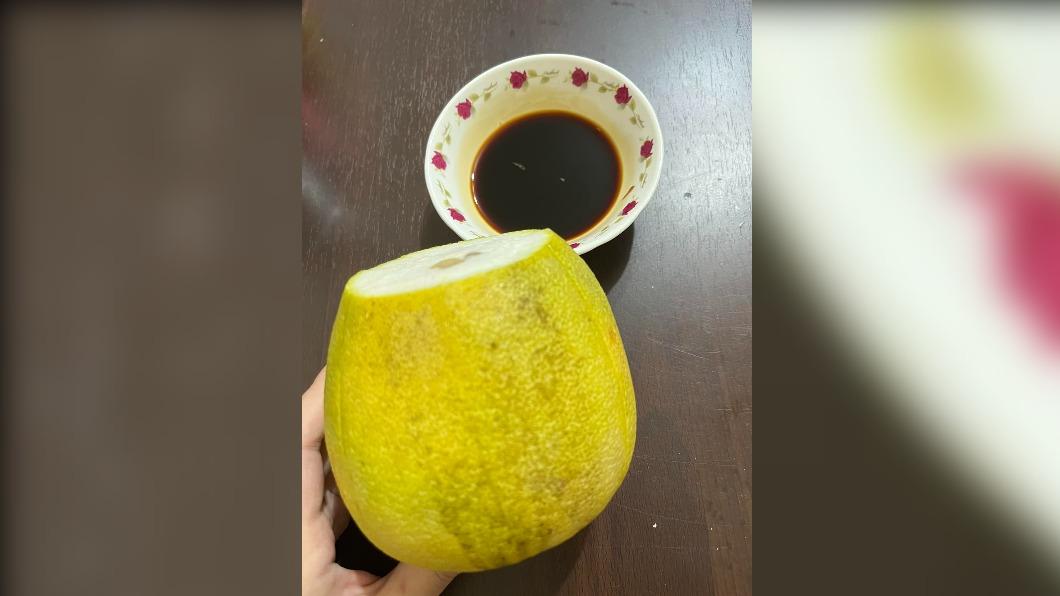 都市傳說?「吃柚子沾醬油」被說怪 老饕讚爆:真的要試