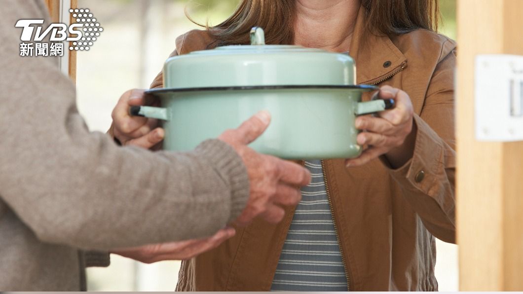 鄰居老是送過期食品 「父母難婉拒」他氣炸:被當廚餘桶