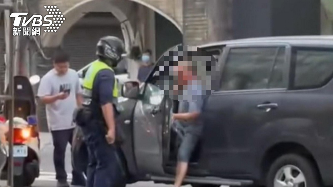 「給我下車」！　拒檢連闖紅燈警破窗抓駕駛