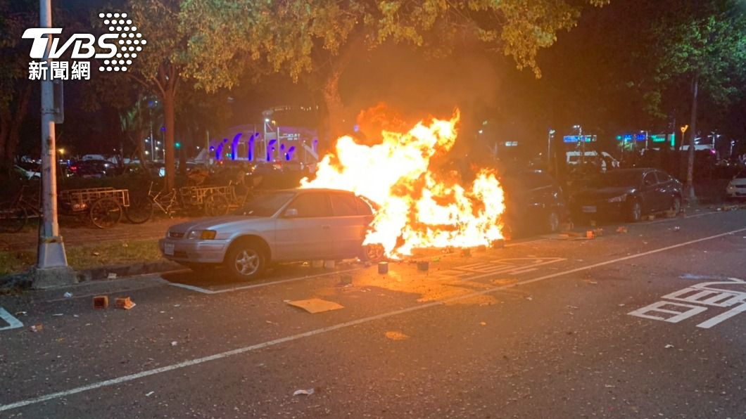 中秋夜樂極生悲!他放炮亂炸引大火 路邊2車成廢鐵