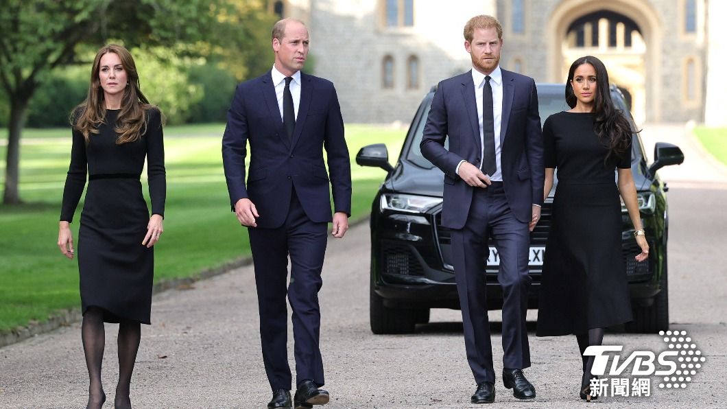 四人搭乘同一輛轎車抵達溫莎堡(Windsor Castle)。(圖/達志影像路透社)