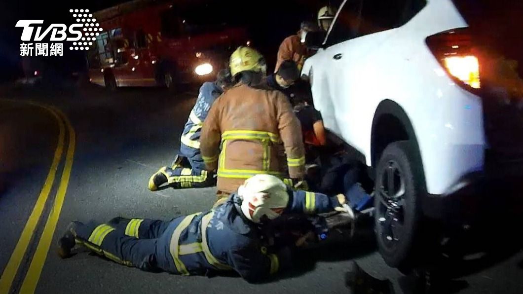 不明原因衝對向撞車!騎士卡車底 救護人員從鬼門關拉回