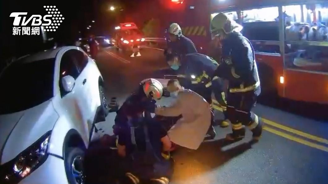 消防人員緊急CPR。(圖/TVBS)