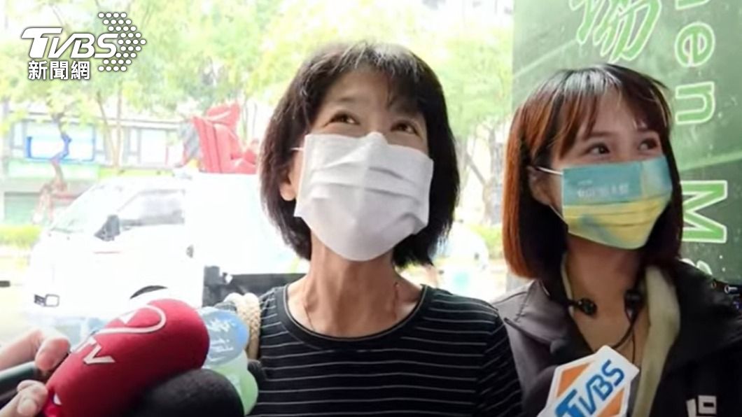 無黨籍台北市長參選人黃珊珊今天走訪東門市場,柯文哲夫人陳佩琪也路過支持。(圖/TVBS)