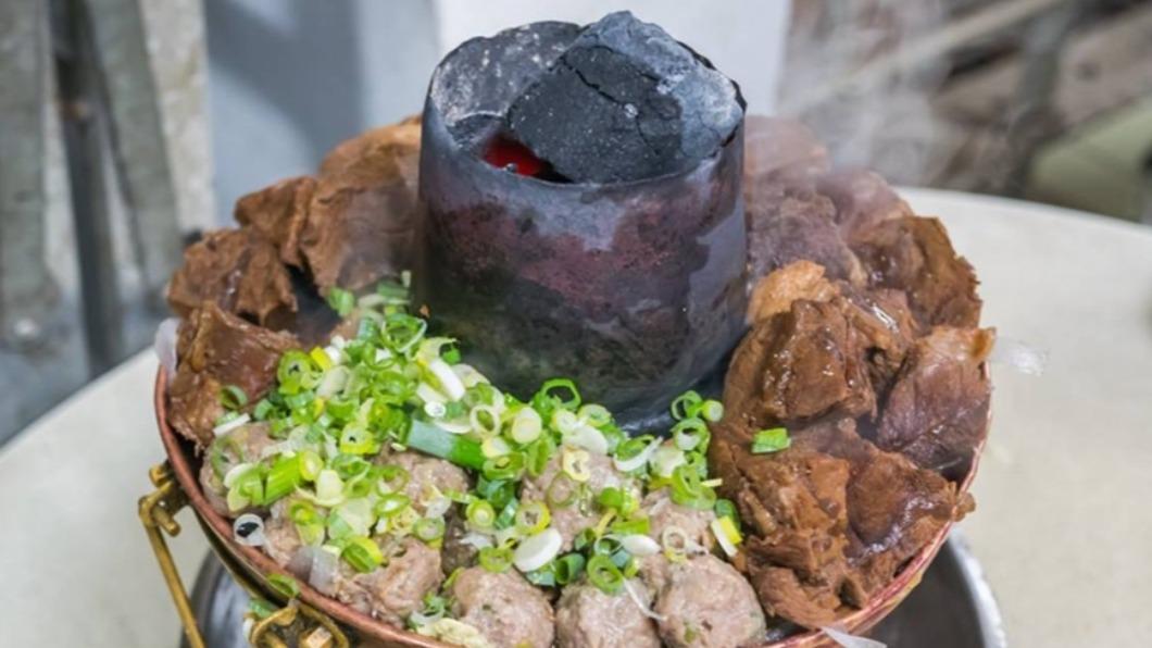 店家最主要是販售牛肉火鍋及羊肉火鍋。(圖/小佳的幻想世界提供)