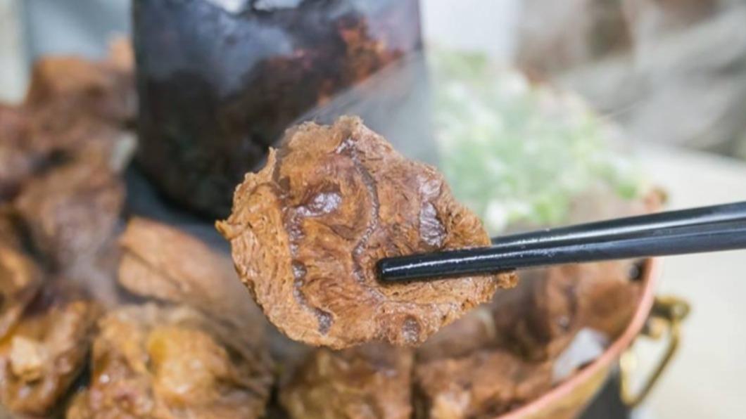 一整份牛肉火鍋全被滿滿牛肉塊及牛肉丸覆蓋住。(圖/小佳的幻想世界提供)