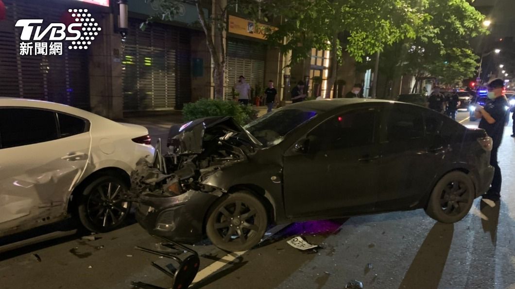 撞車還不停!男遭飛車追逐 友人見狀持板凳狂砸