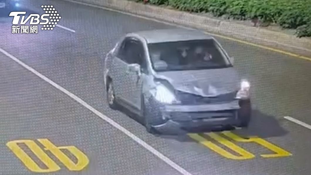 監視器畫面中可見追逐白車中這輛銀車嚴重受損。(圖/TVBS)