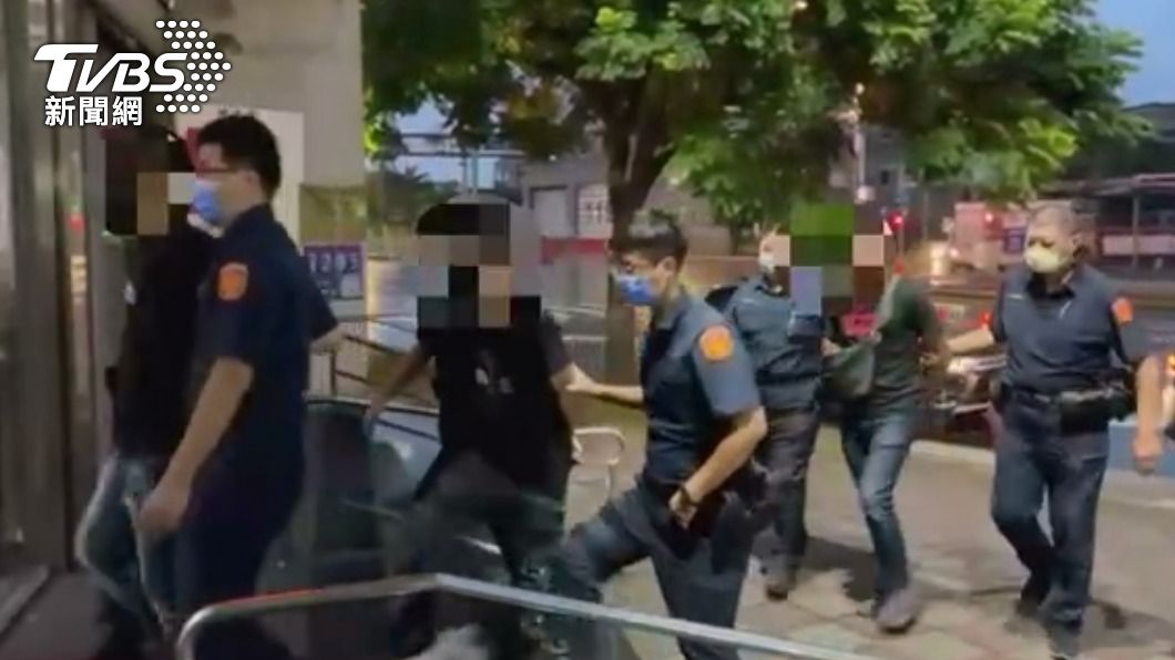 警方帶回3名犯嫌。(圖/TVBS)