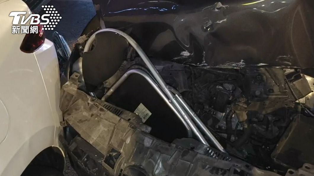 黑色轎車車頭插著摺疊椅。(圖/TVBS)