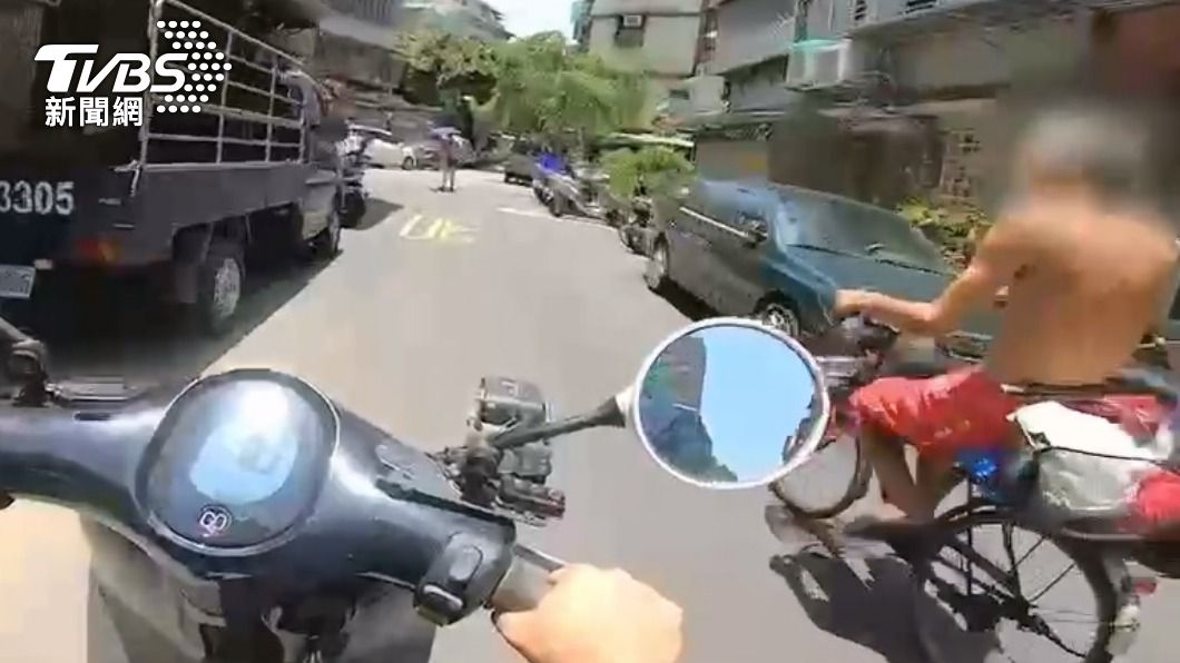 才剛被盤查!慣竊隨手偷二雙鞋又遇到警 尺寸不合露餡
