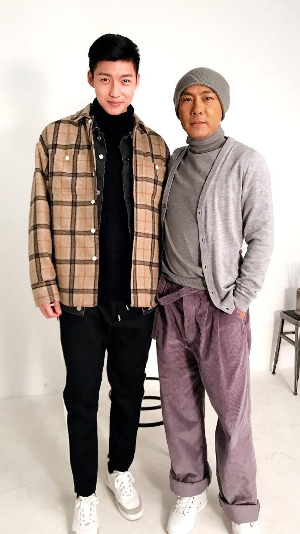 劉育仁幸運受到人見人愛的「國民戲精」張衛健親身指點,學會拍照撇步。(圖/LiTV、臻鑫娛樂提供)