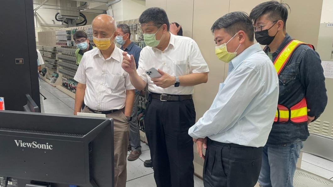 交通部次長胡湘麟、臺鐵局長杜微進駐現場指揮修護。。(圖/交通部提供)