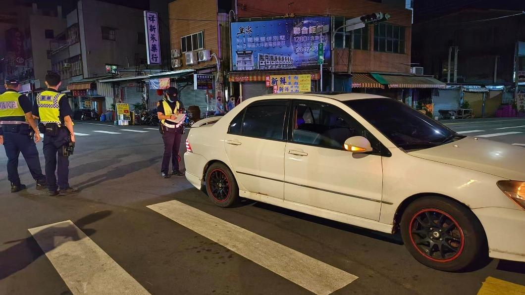 白色車車主在爆料公社發文,PO出車禍現場照。(圖/翻攝自爆料公社臉書)