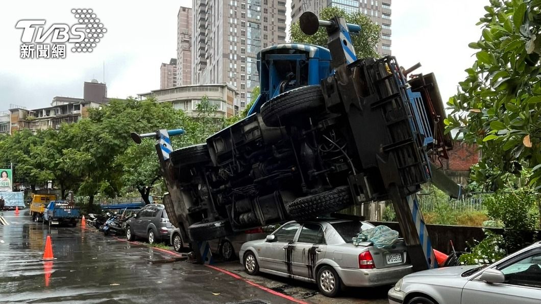 支撐腳插進柏油路!起重拖吊車瓦窯溝翻覆 壓毀二輛車