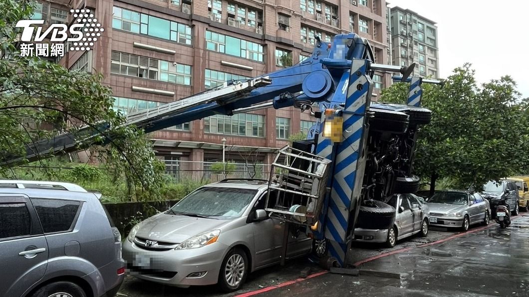 吊車壓毀二輛車。(圖/TVBS)
