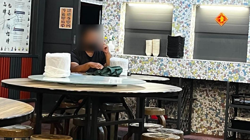 原PO控訴,店員除在一旁緊盯外,還出言「是要走了沒」。(圖/翻攝自爆怨公社臉書)