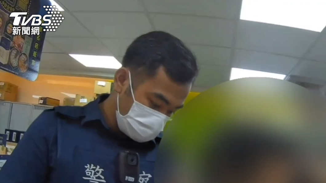 警方看女子神情怪異上前盤查。(圖/TVBS)