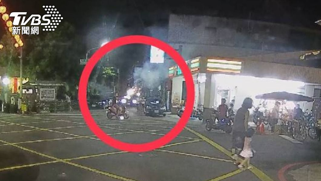 醉男當街挑釁警車!酒駕點炮筒狂甩 被逮辯:我心情差