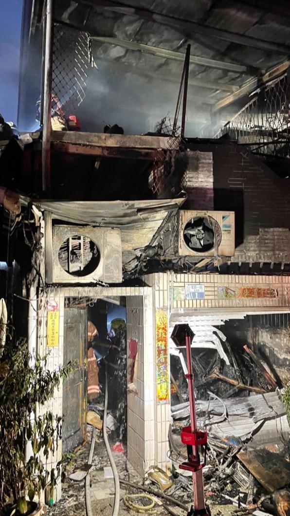 受困3人被救出時已無呼吸心跳,目前送醫搶救中。(圖/翻攝畫面)