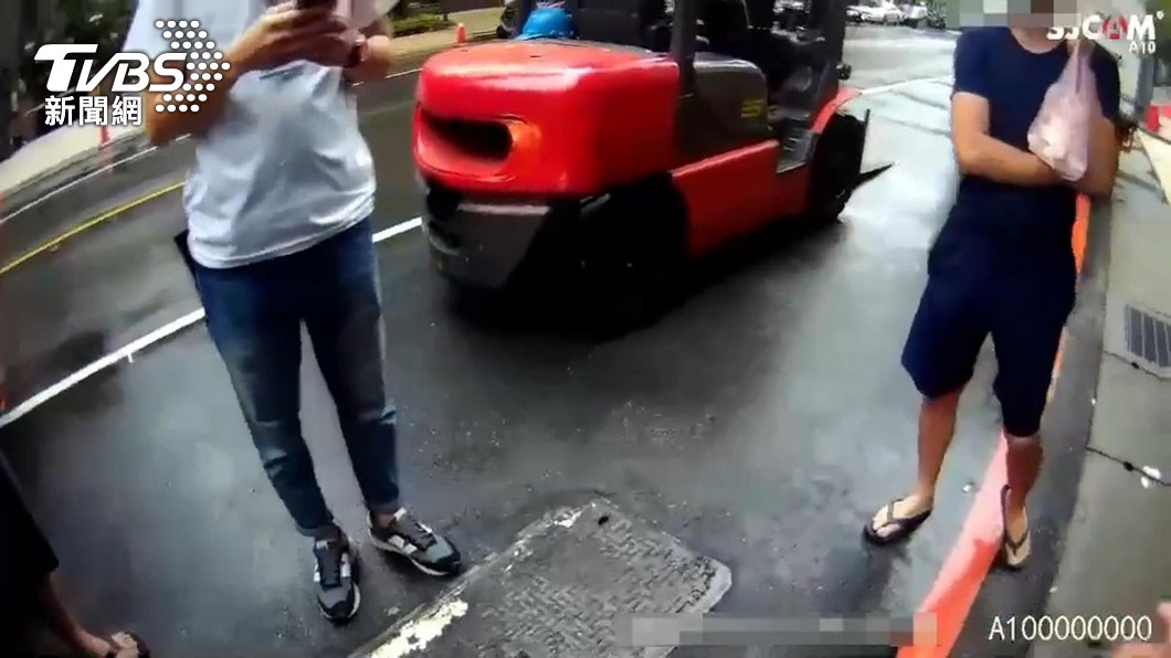 看不下去!堆高機違規上路又違停 駕駛與路人街頭爆吵