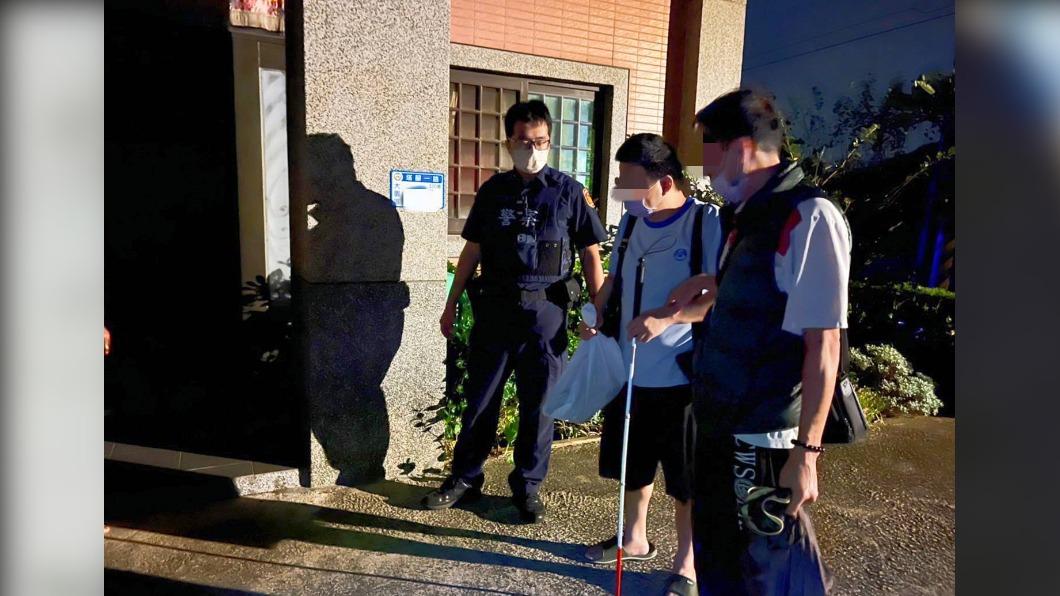 警方協助視障男返家(圖/桃園警方提供)