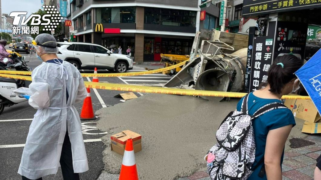 預拌車一轉彎就翻覆!北市鬧區水泥流滿地 警急拉封鎖線