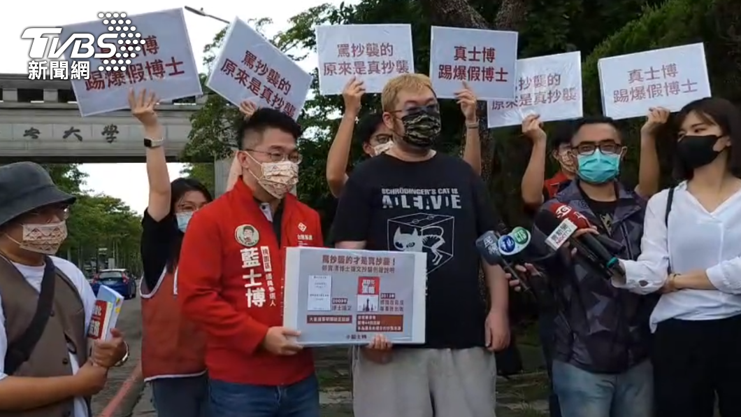 藍士博(左)、四叉貓(右)到中央大學遞檢舉函。(圖/TVBS)
