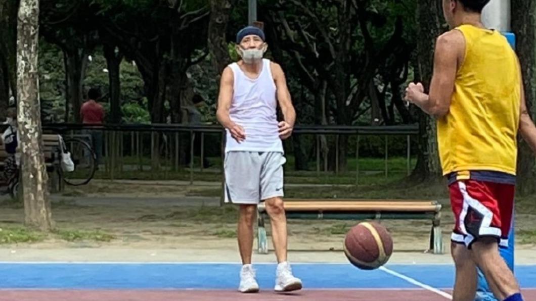 秦漢76歲真實模樣光。(圖/翻攝自微博)