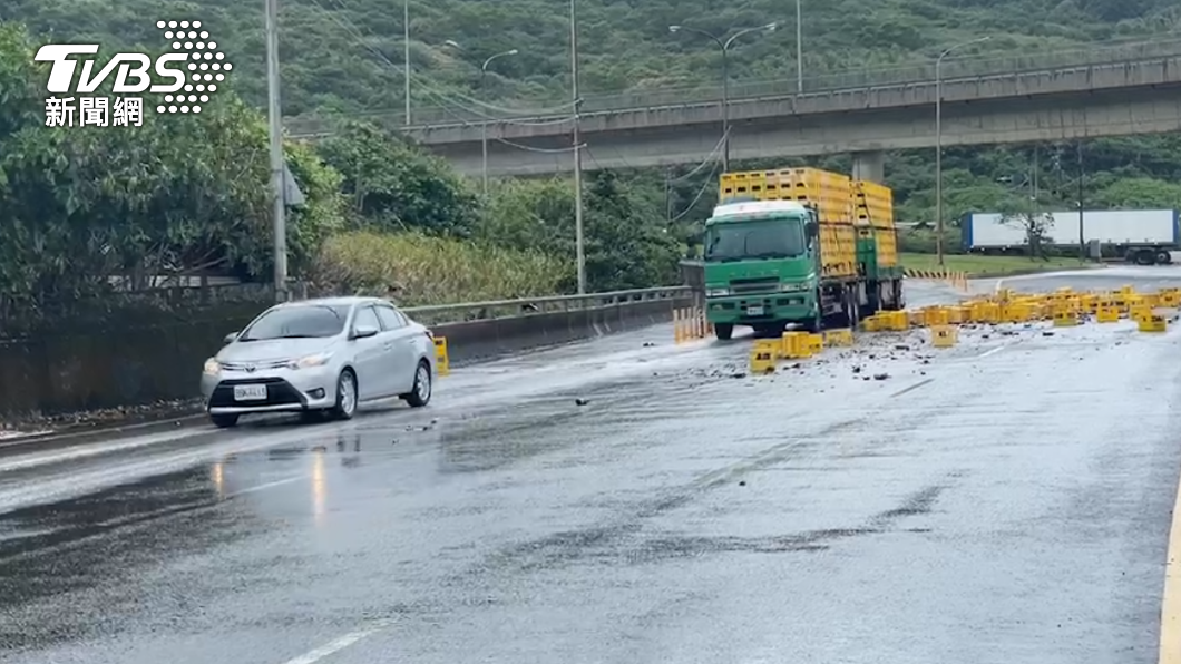 現場貨物占用1線車道。(圖/TVBS)