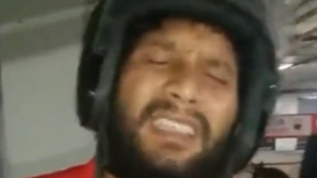 下體被突襲的外送員佩李亞爾(Narendra Periyar),神情十分痛苦。(圖/翻攝自推特)