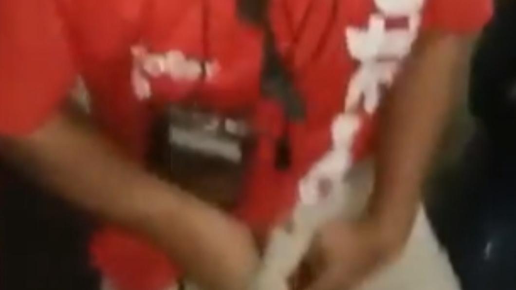 佩李亞爾的下體遭到狼犬狠咬,儘管只有約1秒鐘的時間,仍讓他當場「爆蛋」。(圖/翻攝自推特)