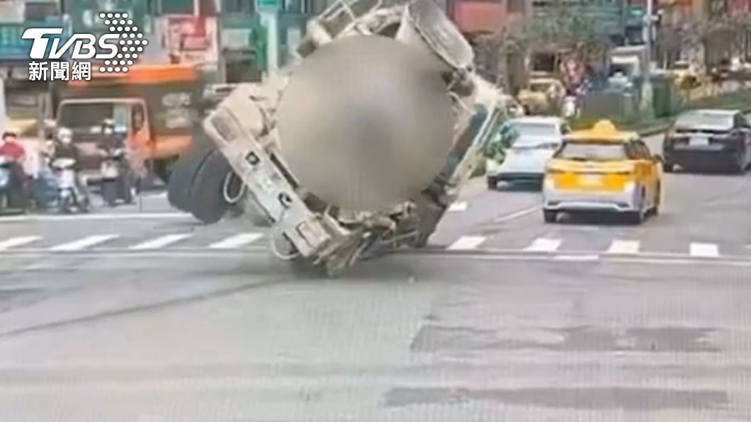 水泥預拌車轉彎後傾斜。(圖/TVBS)