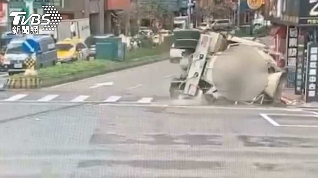 水泥預拌車撞上騎樓人行道。(圖/TVBS)