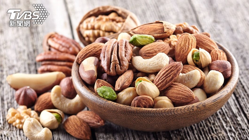 可透過食用堅果和亞麻籽等食物來補充Omega-3好油。（示意圖／shutterstock達志影像）