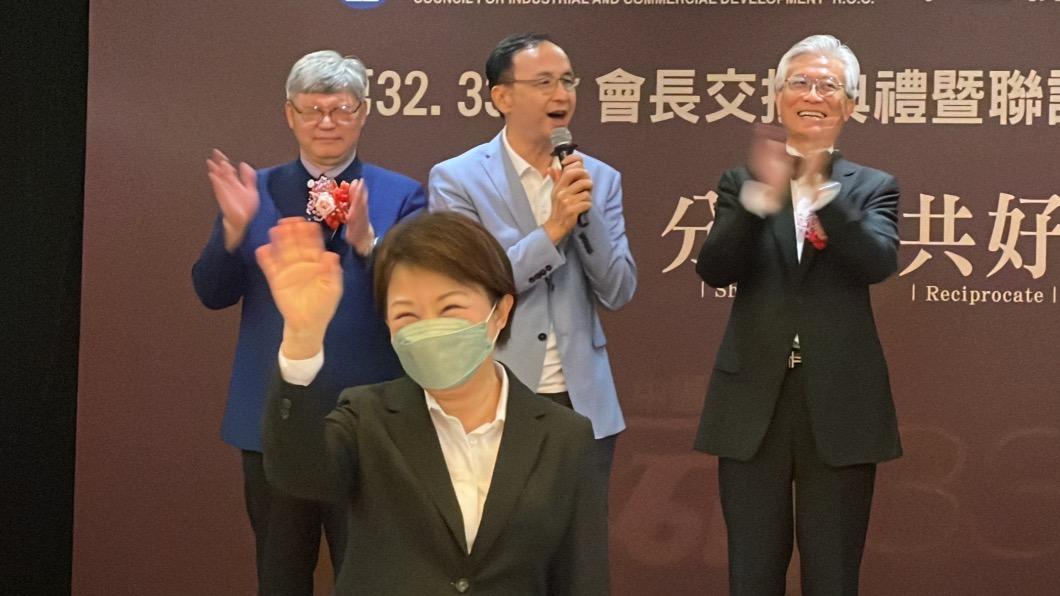 國民黨主席朱立倫晚間與台中市長盧秀燕同台。(圖/國民黨提供)