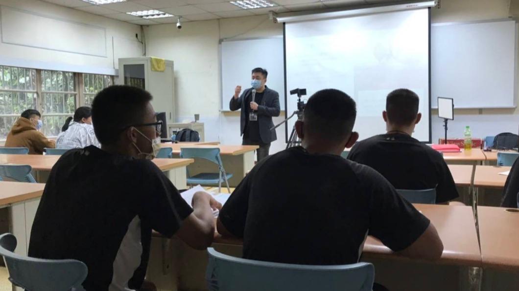 小彬彬近期到學校教課。(圖/創動影視提供)
