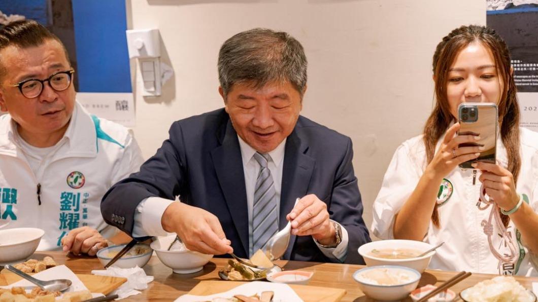民進黨台北市長參選人陳時中團隊誤植美食部落客的圖片。(圖/翻攝陳時中臉書)