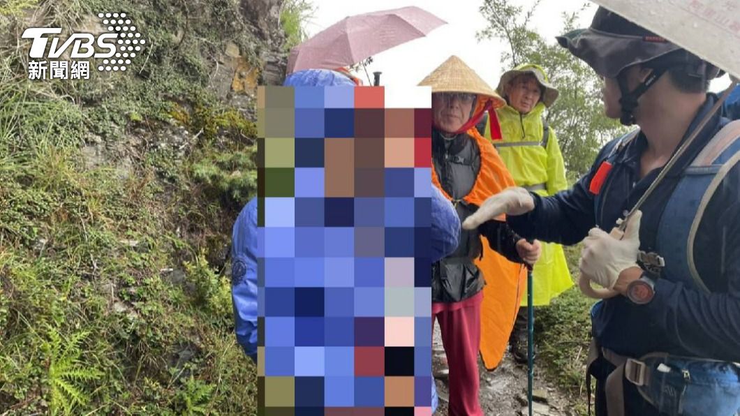 疑天雨路滑！女登玉山返途失足　鼻梁骨折送醫