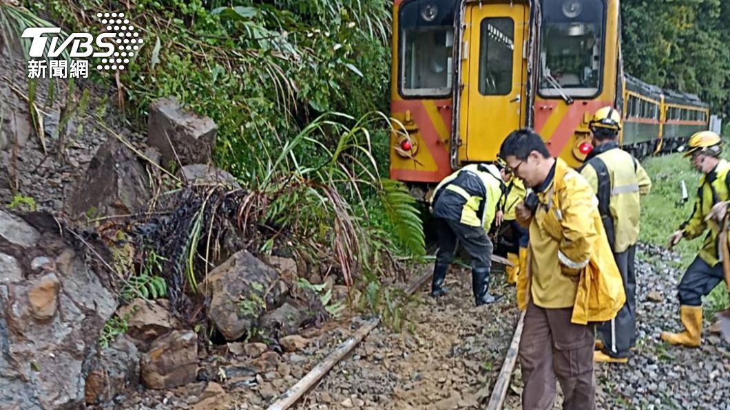 平溪線巨石二度崩落!台鐵列車剎車不及撞上 全線中斷