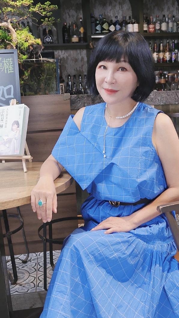 吳淡如身穿一襲藍色洋裝,氣質出眾。(圖/MOMOTV提供)