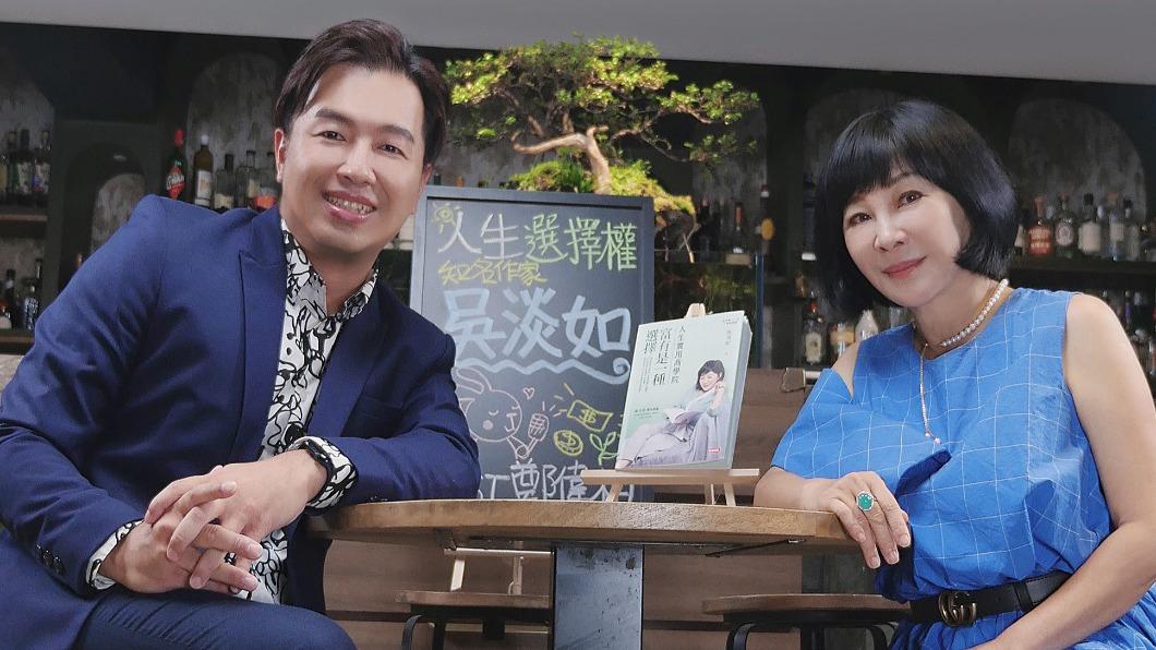 吳淡如(右)與主持人鄭偉柏合影。(圖/MOMOTV提供)