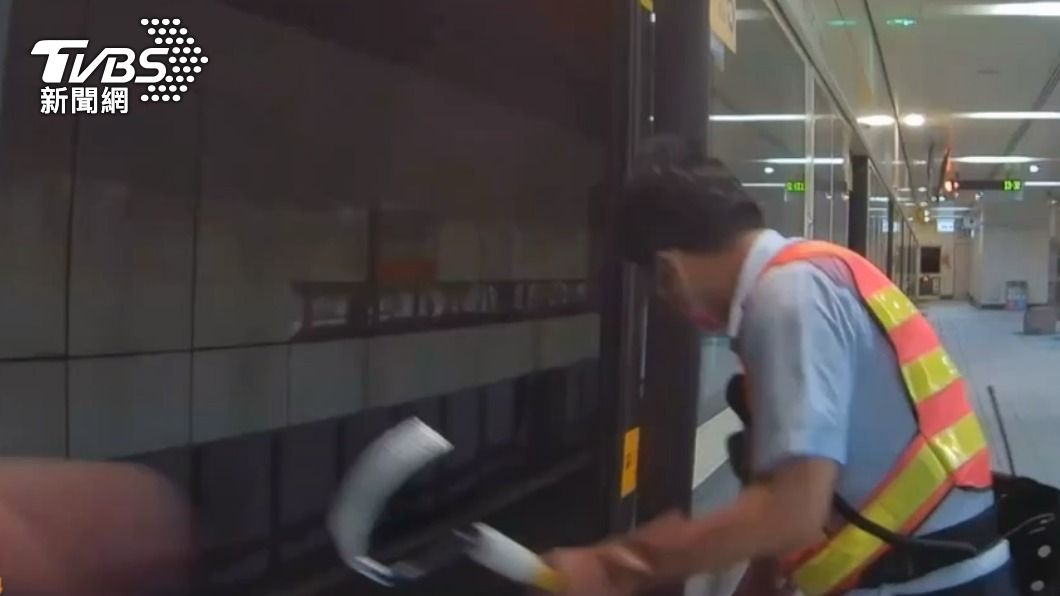 男童的皮夾卡在月台與列車軌道縫隙。(圖/TVBS)