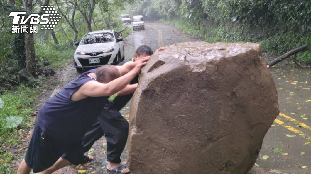 苗21線又斷！雨下不停土石崩　村民自推巨石開路