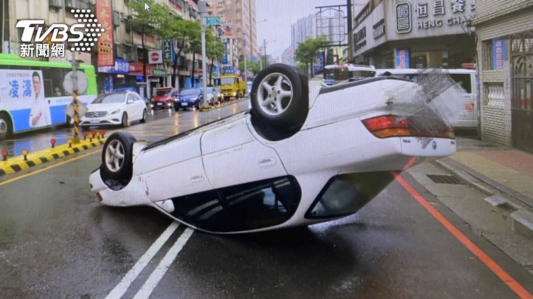 轎車撞分隔島翻覆　男辯撿東西「渾身酒氣」驚人酒測值曝