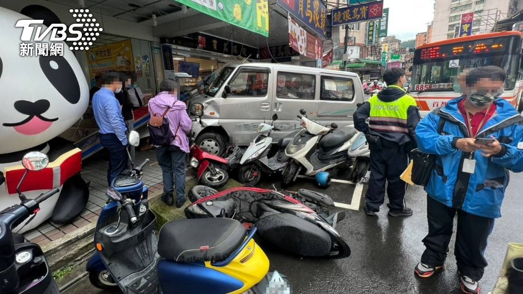 撞車後失控!廂型車衝進騎樓 撞倒柱子、8機車整排倒一片