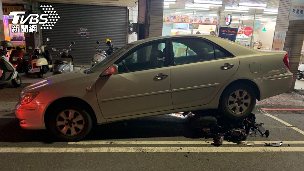 台南2機車相撞!噴路邊鏟起轎車 網笑:做車底按摩?