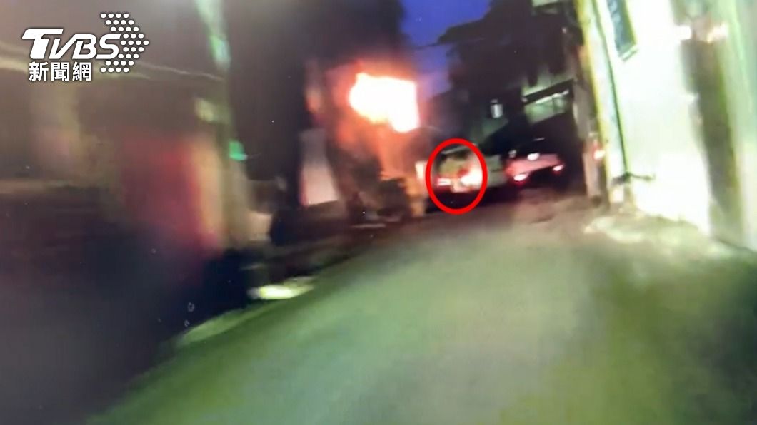 員警鑽進小巷後跟丟。(圖/TVBS)