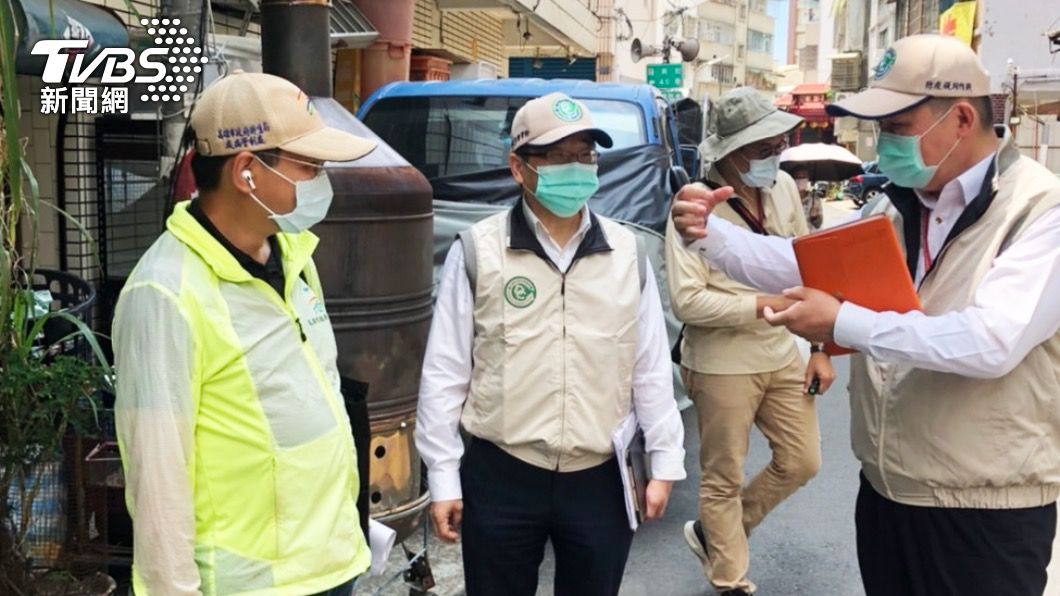 今(13)日疾病管制署周志浩署長赴高雄市前鎮區實際視察登革熱防治情形。(圖／疾病管制署提供)